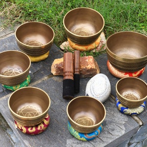 Hand beaten singing bowl set of 7 Tibetan singing bowl meditation bowl and Thado bowl for spiritual yoga practice and chakra set