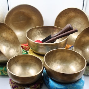 Handmade Golden Colored Dim Singing Bowl Set of 7 Professional Chakra Tuned Bowl for Meditation Chakra Balancing Sound Therapy