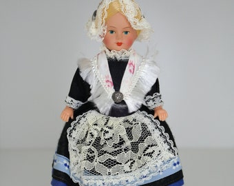 Muñeca folclórica vintage - Pequeña muñeca de plástico con traje folclórico tradicional - Figura coleccionable