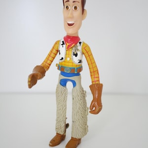 Puede incluir: Un juego de tres tazas de cerámica con un acabado mate moteado. Las tazas son de color crema, gris claro y gris oscuro. Cada taza tiene un diseño simple y minimalista.