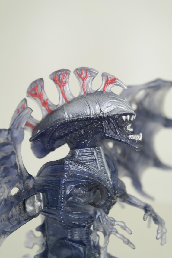 Vintage Kenner 1993 Winged Alien Queen Figure - Movable