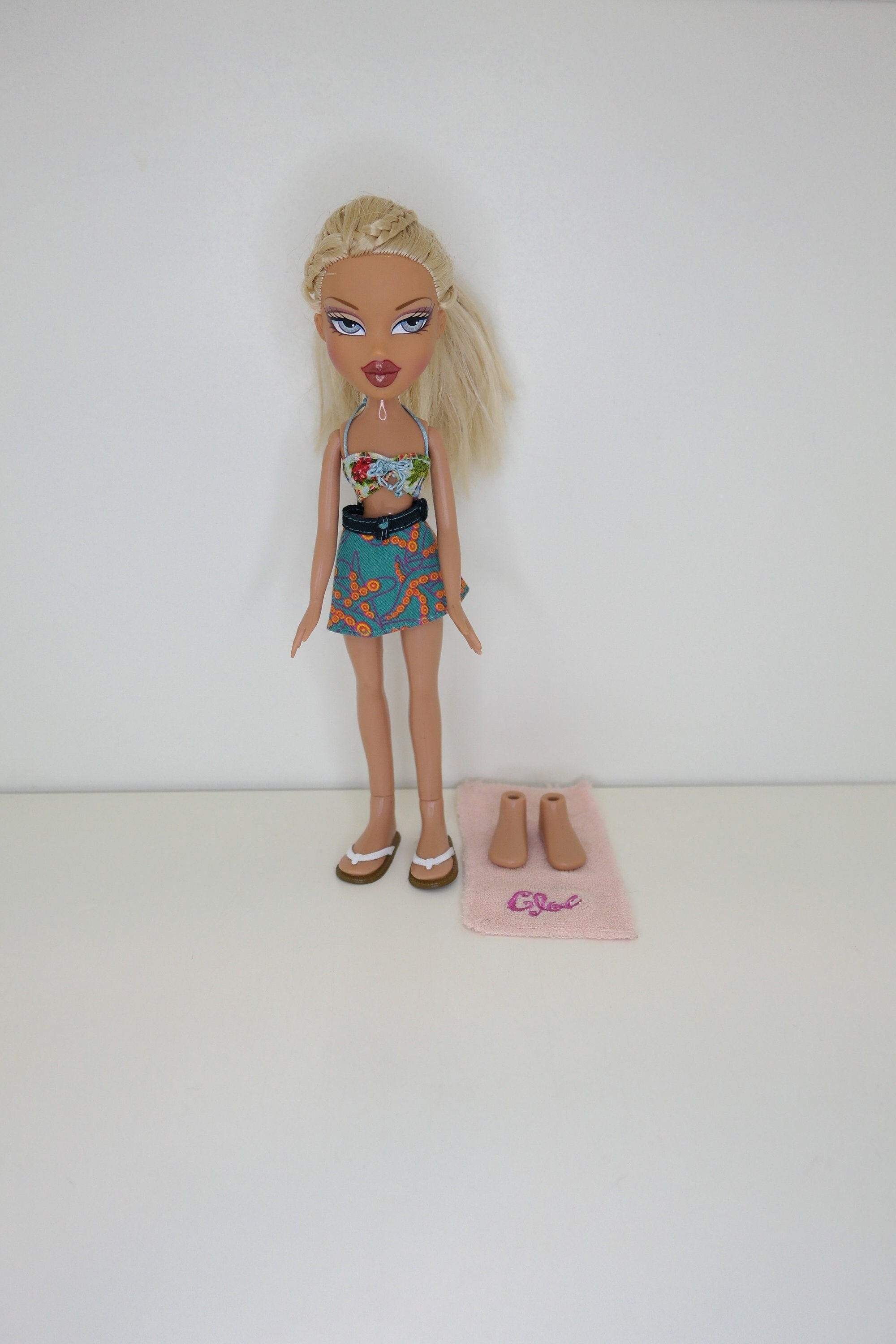 Bratz Cloe Doll Hot Summer Dayz Authentic MGA Doll With Accessories  Pre-owned 