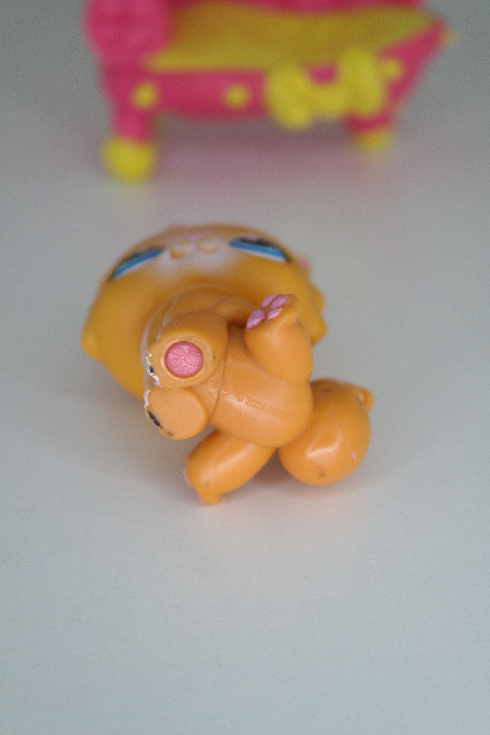 Figurine Littlest Pet Shop Chat Persan jaune et rose | Vinted