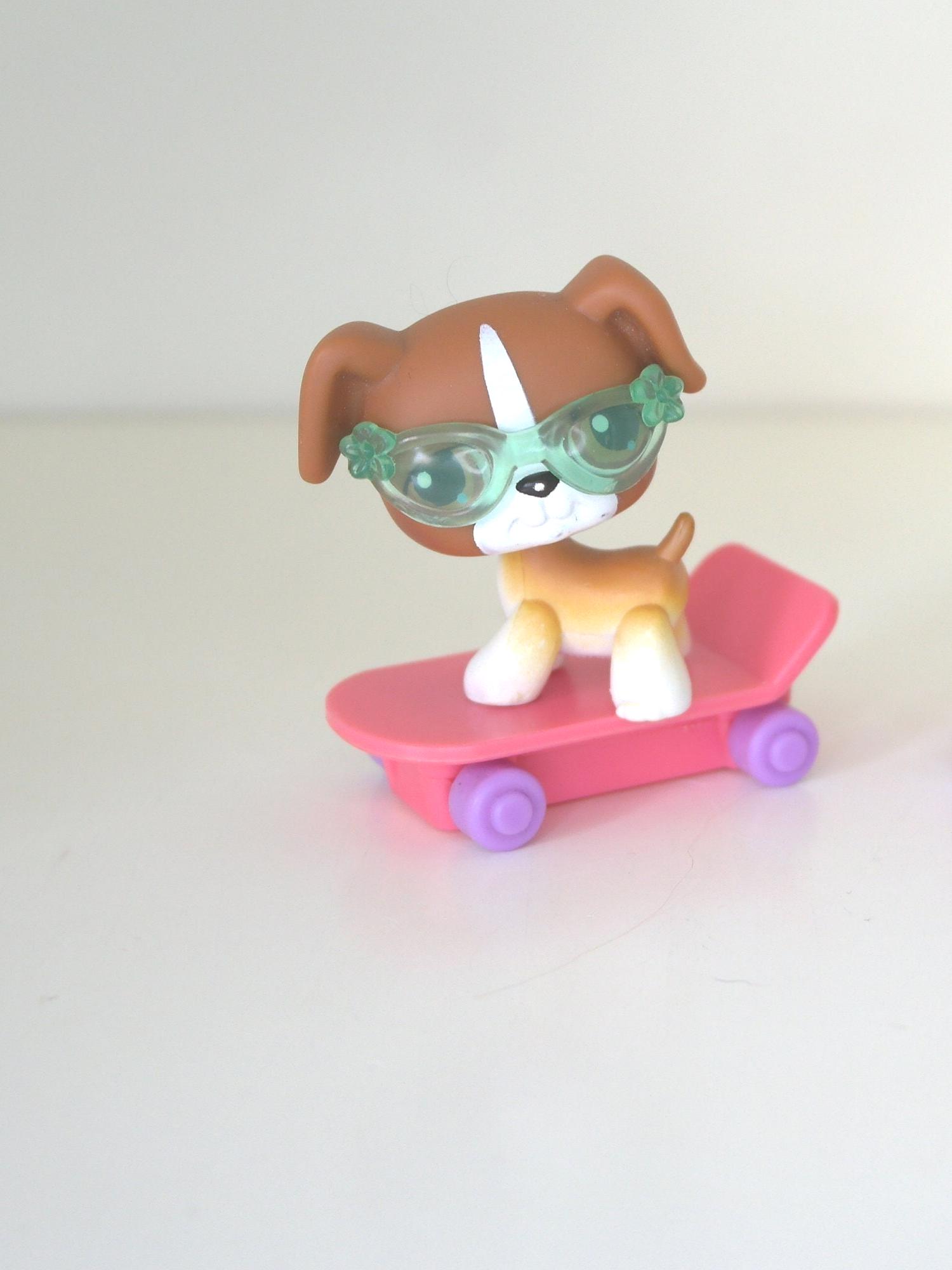 Auténtico LPS - Cachorro Boxer n.° 25 con patineta magnética - Hasbro Littlest Pet Shop con accesorio