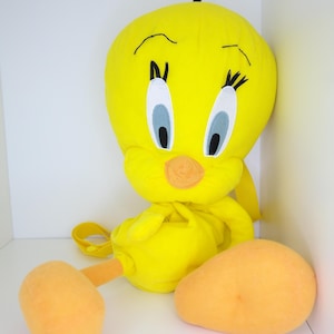 Op de afbeelding: Gele pluche Tweety Bird rugzak met oranje voeten.