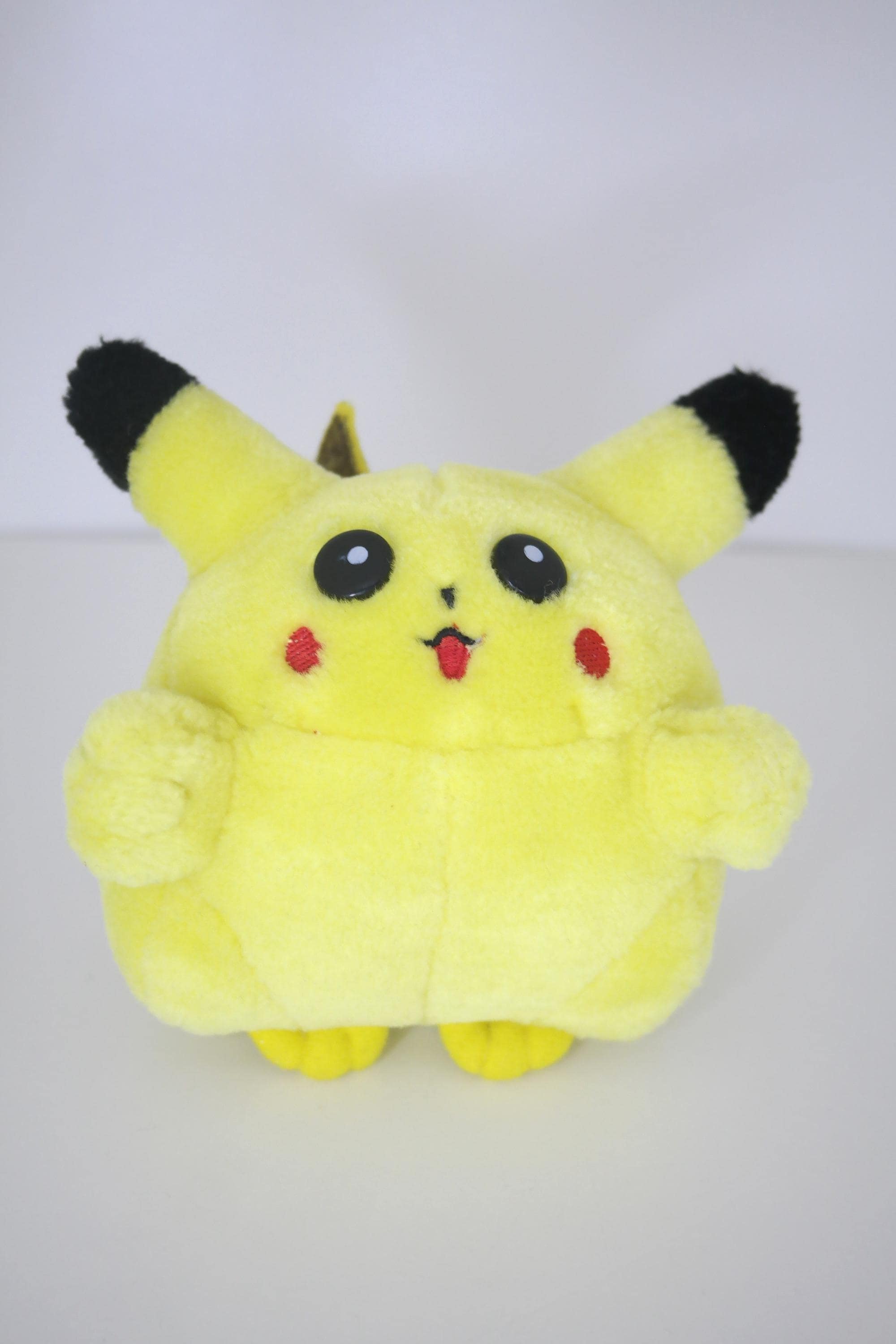 90年代　超希少　初期ゲーセンピカチュウ ぬいぐるみ　　Pikachu 皮卡丘 ピカチュウぬいぐるみ 等身大【激レア】90年物 初期 初代 - メルカリ