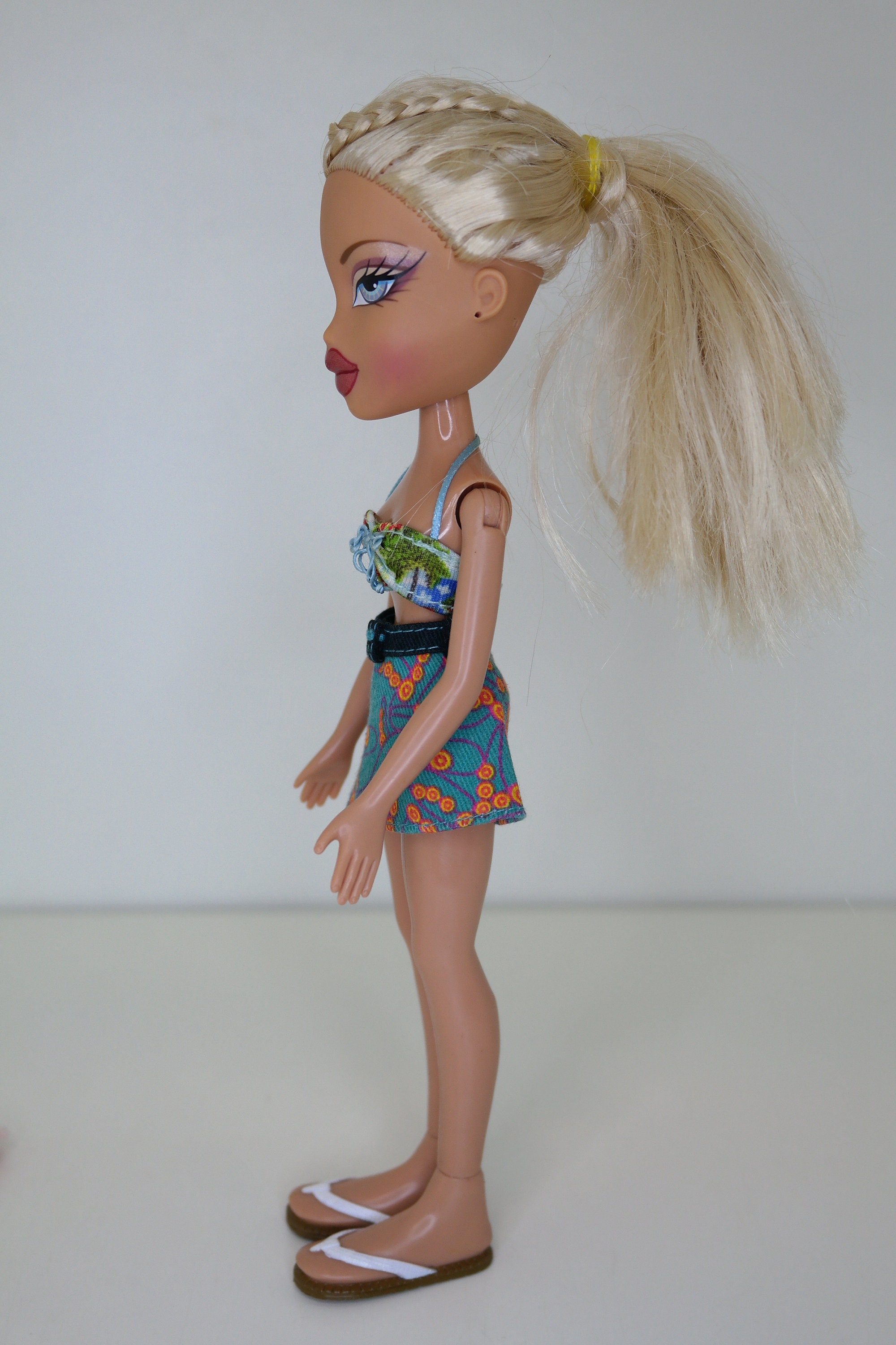 Bratz Cloe Doll Hot Summer Dayz Authentic MGA Doll With Accessories  Pre-owned 
