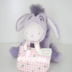 Pluszowy osioł Eeyore - Eeyore ze specjalnym przyjacielem Uwaga - Kubuś Puchatek Pluszowy worek fasoli - Mała figurka akcji - Używana