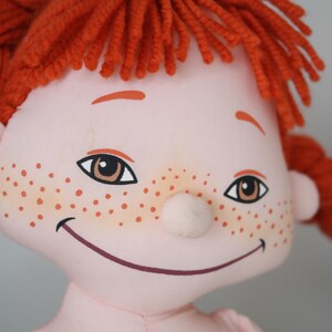 以下が含まれることがあります： 黒いハンドルと「But First, Coffee」のテキストが黒い太字で書かれた白いセラミックマグ。マグは白い表面に置かれています。マグの高さは約10cmです。