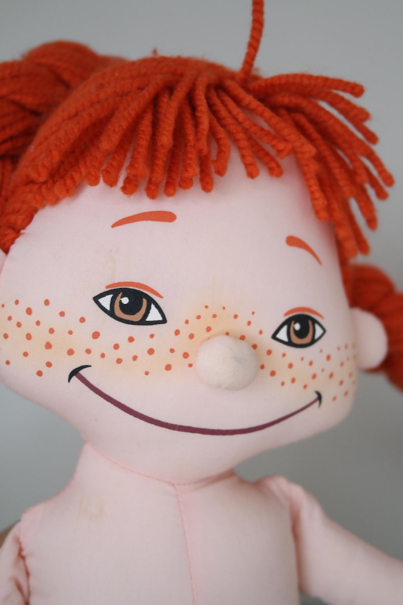 以下が含まれることがあります： 黒いハンドルと「But First, Coffee」のテキストが黒い太字で書かれた白いセラミックマグ。マグは白い表面に置かれています。マグの高さは約10cmです。