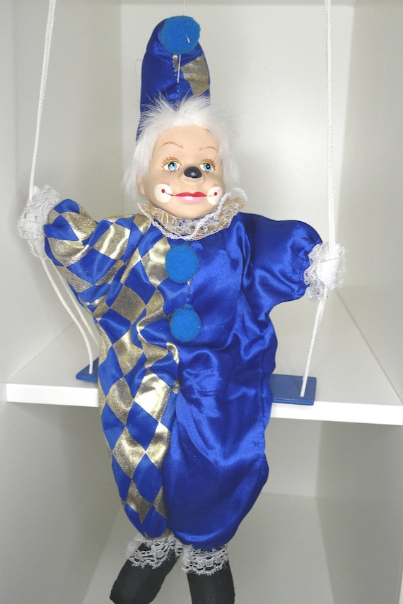 ブランコに乗るヴィンテージ ピエロ マリオネット - 青い衣装を