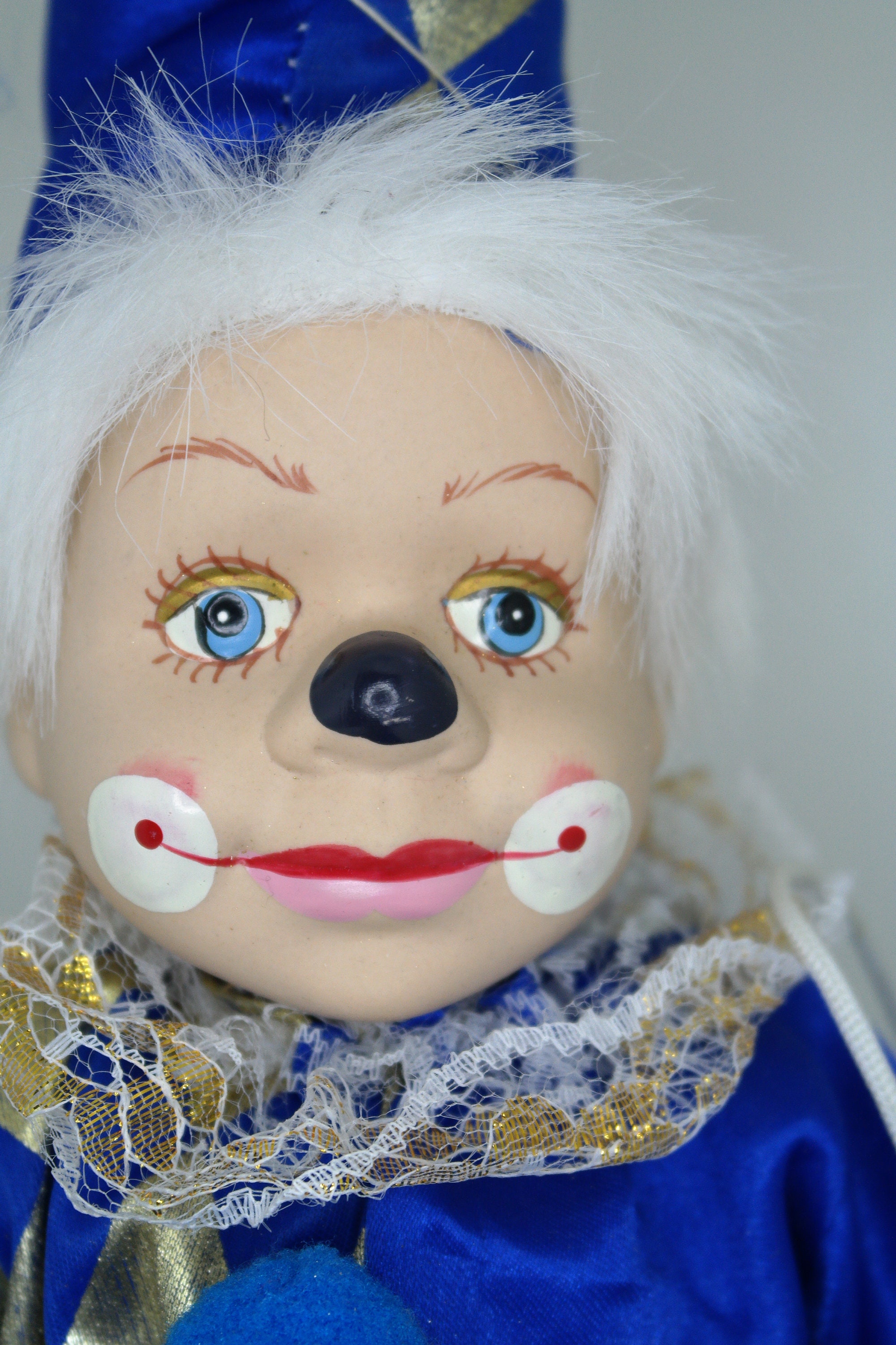 ブランコに乗るヴィンテージ ピエロ マリオネット - 青い衣装を