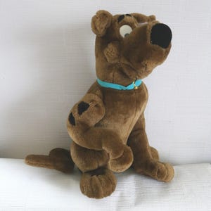 Peluche grande vintage de Scooby Doo que habla y se sacude - Peluche de Hannah Barbera - Perro de peluche - Juguete coleccionable de 38 cm - Funcionamiento correcto