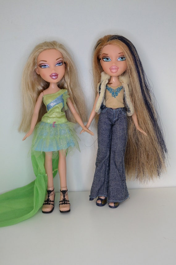 Bratz Dolls Authentic MGA Bratz Bratz Pick Your Fashion Doll: Bratz Basic  Cloe V6 Holiday Edition and Cloe Magic Hair Edition -  Canada