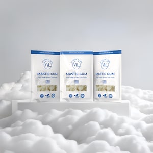 Könnte beinhalten: Drei weiße Beutel mit Mastixgummi, beschriftet mit "Mastic Labs" und "Mastic Gum - Pure Greek Mastic Tree Resin".