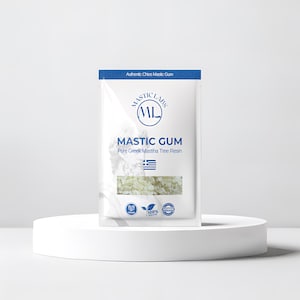 Może przedstawiać: Biały woreczek z niebieskim logo, na którym widnieje napis "Mastic Labs" i "Mastic Gum" niebieskim tekstem. Woreczek zawiera białą, ziarnistą substancję i tekst "Pure Greek Mastha Tree Resin".
