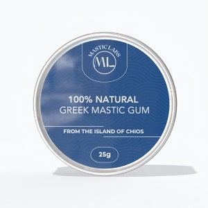 Peut inclure: Un récipient argenté avec une étiquette bleue sur laquelle est inscrit "Mastic Labs" avec un logo "ML" blanc. L'étiquette indique également "100% Natural Greek Mastic Gum" et "From the Island of Chios". Le récipient a une étiquette blanche sur le fond qui indique "25g".