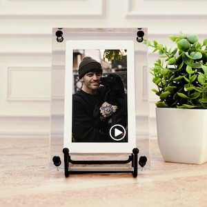 Marco de fotos animado con audio, edición, recuerdos familiares, celebración de la vida, mensajes de video, correo de voz.
