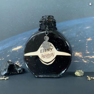 Event Horizon – Black Hole Fantasy Potion Flasche | Kosmisches Sammlerstück, Galaxy Elixier, D&D Prop, Cosplay Accessoire, Apotheker Dekor