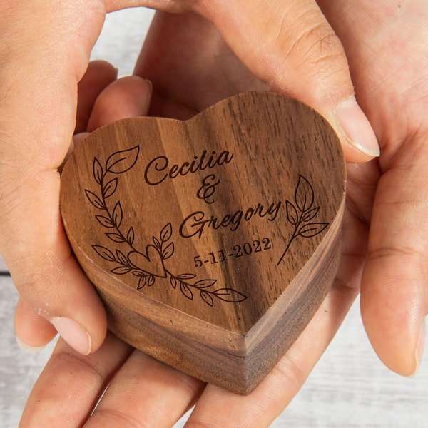 Boîte à bagues coeur gravée - Boîte à bagues en bois coeur personnalisée en noyer noir - Porte bagues rustique personnalisé - Boîte à bagues de mariage - Cadeau de mariage