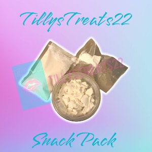 以下が含まれることがあります： グラデーションの背景に「TillysTreats22」と「Snack Pack」の文字が入ったスナックパック。パックには、白く不規則な形のピースが入った透明なガラス瓶と、白い粉末の2つのパックが含まれています。