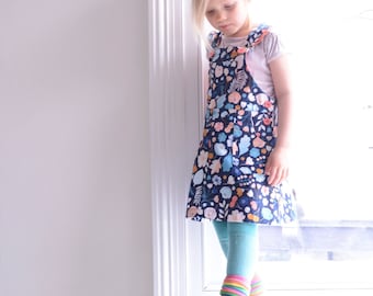 Vestido Freddie Pinafore Padrão de Costura Digital Infantil - Idade 3 anos - 9 anos