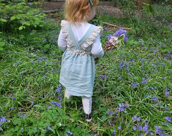 Vestido avental Cleo Frill - Padrão de costura para moda infantil