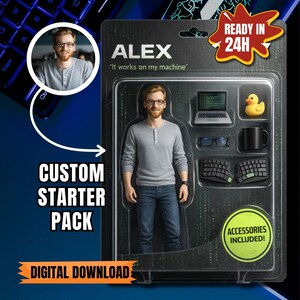 Puede incluir: Un paquete de inicio personalizado con una figura de un hombre con gafas, un portátil, un patito de goma, gafas, una taza y un teclado dividido. El texto "ALEX" y "It works on my machine" son visibles. El paquete incluye accesorios y está listo en 24 horas.
