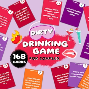 Può includere: Un gioco di carte per coppie con 168 carte. Il gioco, intitolato "Dirty Drinking Game", presenta istruzioni intime e illustrazioni. Il design è rosso e bianco, con icone di cocktail e labbra. Le carte offrono sfide.