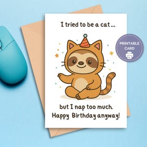 Geburtstagskarte zum Ausdrucken, Lustiges Faultier als Katze verkleidet, 13x18 Digitaler Download für Freundin, Mama, Papa – Niedliche Kawaii Tier Karte mit Umschlag