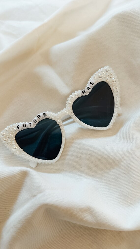 Customized Bride Heart Rhinestone Sunglasses, Bride to Be  display picture 1