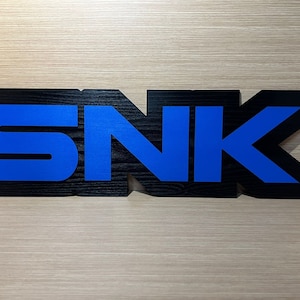 Display Sign Logo SNK in Hout - Display hang muur Man Cave Aes Cartel Madera Wood NEO GEO aes cd mvs Arcade