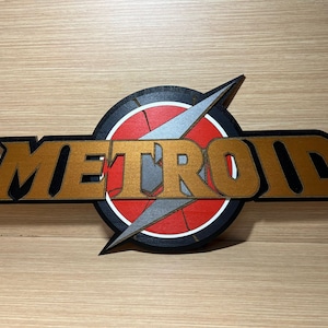 Display Sign Logo Metroid in Wood - Display hang muur Man Cave Cartel Madera Wood Game cube Prime Nintendo 64 Nes Samus