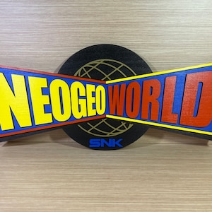 Displaybord Logo NEO GEO World in Wood - Display hangwand Man Cave Aes Cartel Madera Wood Variant land