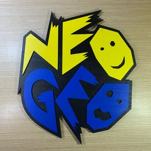 Display Sign Logo NEO GEO FACES in Hout - Display hangwand Man Cave Aes Cartel Madera Wood