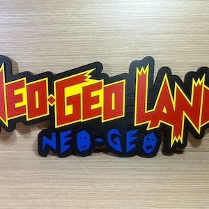 Displaybord Logo NEO GEO LAND in Hout - Display hangwand Man Cave Aes Cartel Madera Wood