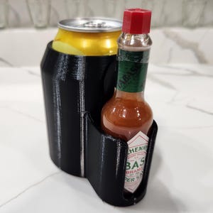 マグネット式タバスコ 2 オンス ミニホットソース ホルスターとビール缶インシュレーター、ドリンククーリー、ソーダコジー、マグネットクーラー、タクティカルアルコールギフトアイデア