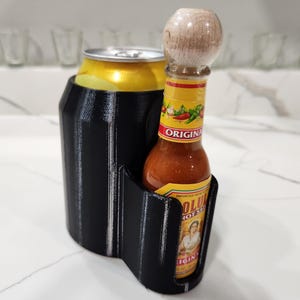 マグネット式チョルーラとビール缶絶縁体、ミニ 2 オンス ホットソース ホルスター、ドリンク クーリー、ソーダ クージー、マグネット式クーラー タクティカル アルコール ギフト アイデア