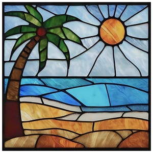 Puede incluir: Panel de vidrieras que representa una escena de playa tropical. La obra de arte presenta una palmera, el océano y el sol. El cielo es azul claro, el océano es azul y la arena es de color canela. El sol es naranja. El panel está enmarcado en negro.
