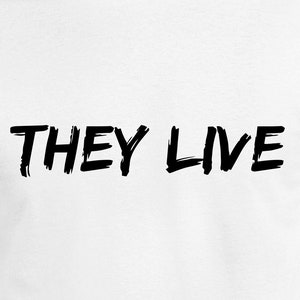 Könnte beinhalten: Weißes T-Shirt mit schwarzem Text, der "THEY LIVE" in einer fetten, Pinselstrich-Schriftart lautet.