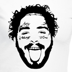 Może przedstawiać: Czarno-biała sylwetka mężczyzny z tatuażami na twarzy, w tym napisami "Always" i "Tired". Wystaje językiem i uśmiecha się.