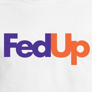 Puede incluir: Camiseta blanca con la palabra "FedUp" en un diseño morado y naranja. El diseño imita el logotipo de un conocido servicio de entrega, con "Fed" en morado y "Up" en naranja.