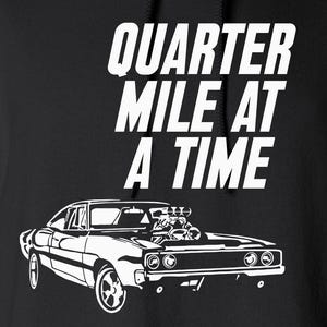 Peut inclure: Sweat-shirt à capuche noir avec l'inscription blanche "QUARTER MILE AT A TIME", au-dessus d'un dessin blanc d'une voiture de sport classique. Le sweat-shirt a une capuche à cordon et une poche avant.