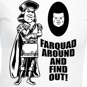 Puede incluir: Camiseta blanca con una ilustración en blanco y negro de un personaje de dibujos animados y el texto "FARQUAD AROUND AND FIND OUT!". El diseño incluye un personaje con sombrero y capa, y una cara en un óvalo.