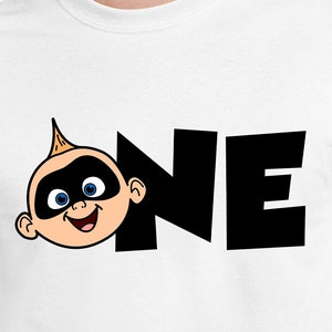 Op de afbeelding: Wit T-shirt met een zwart-witte illustratie van een cartoon baby met een masker en het woord "ONE" in zwart.