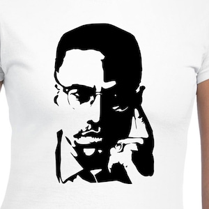 Puede incluir: Silueta en blanco y negro de un hombre con gafas, con una expresión seria. El hombre lleva una camisa de cuello y tiene la mano en la barbilla.