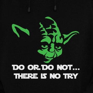 Op de afbeelding: Zwarte hoodie met een groene Yoda-afbeelding en de tekst "Do or do not... There is no try."