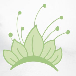 Puede incluir: Camiseta blanca con un diseño de corona floral verde claro. La corona presenta hojas y tallos estilizados con pequeños acentos circulares. El diseño está centrado en la camiseta.