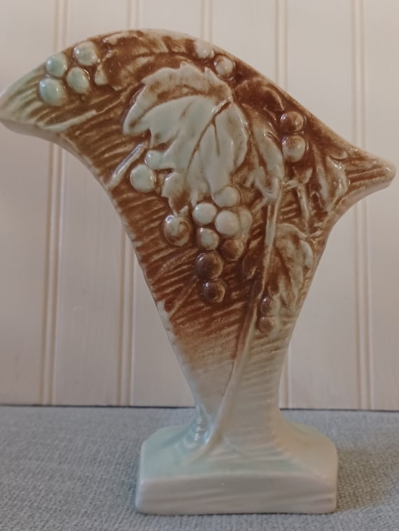 葉とブドウの彫刻 花瓶 葉とブドウの彫刻 花瓶