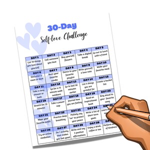 K&ouml;nnte beinhalten: Ein druckbarer 30-Tage-Selbstliebe-Challenge-Chart mit blauen Herzen in der oberen Ecke. Der Chart ist in 30 Quadrate unterteilt, jedes mit einer anderen t&auml;glichen Selbstpflege-Aktivit&auml;t. Der Chart ist auf wei&szlig;em Papier gedruckt.